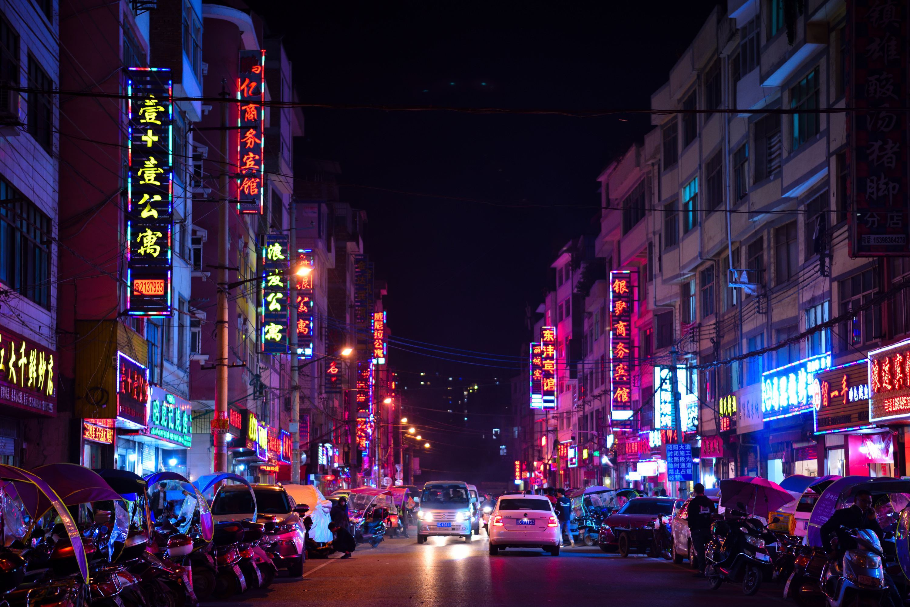 云南昭通夜市小吃街 说明:用常人理解的香港夜景街道体现昭通小吃街