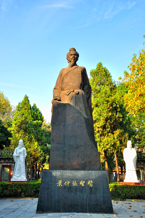 医圣张仲景铜制雕塑.jpg