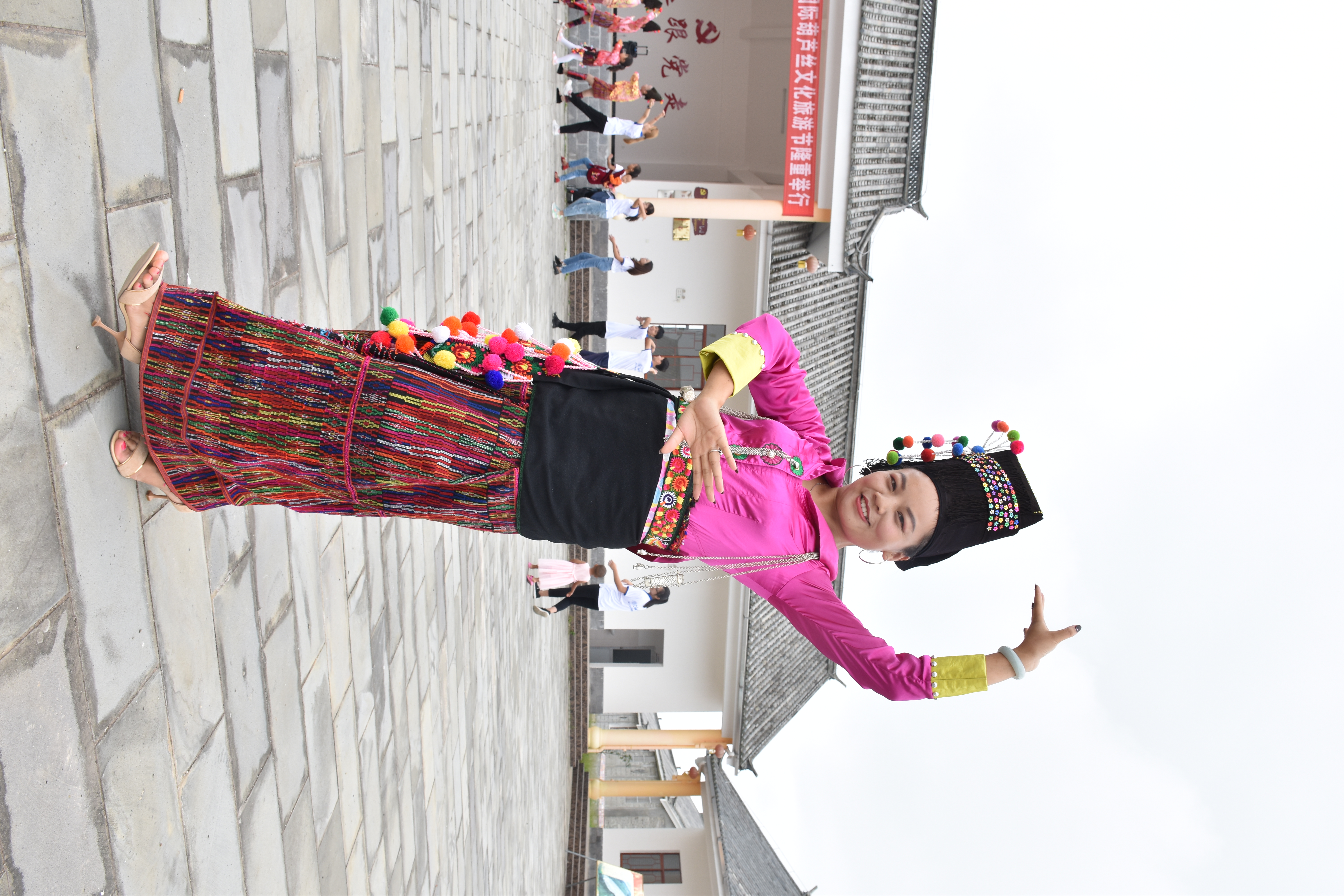 舞蹈结束后,我们进入了阿昌织锦馆,参观了阿昌族的织锦与当下的时装