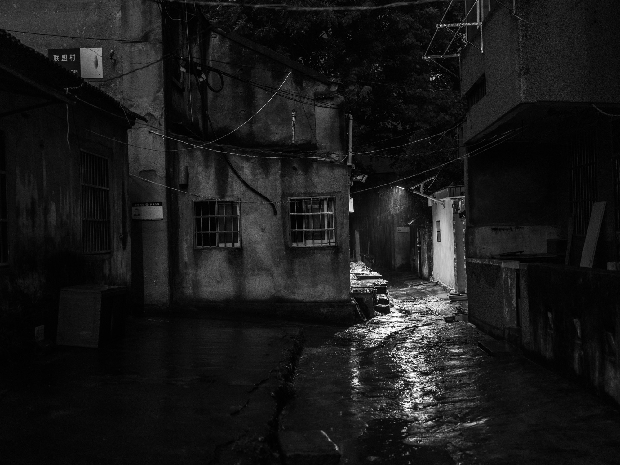 墙角的水管它们有属于自己的孤独冰凉的穿堂风拨弄着这个秋夜的是非吹